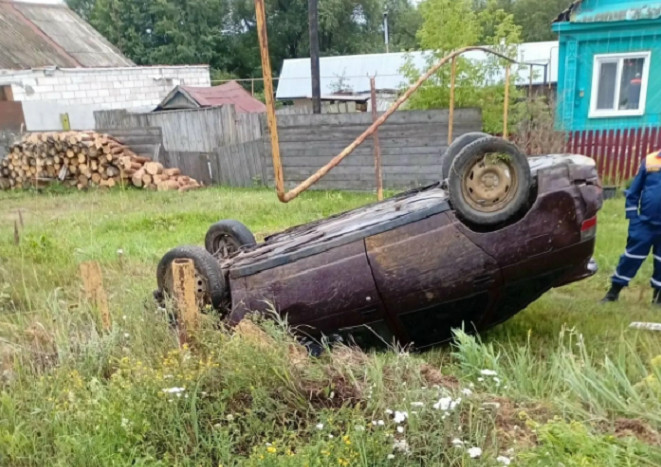 В Пензенской области «двенашка» перевернулась и снесла газовую трубу