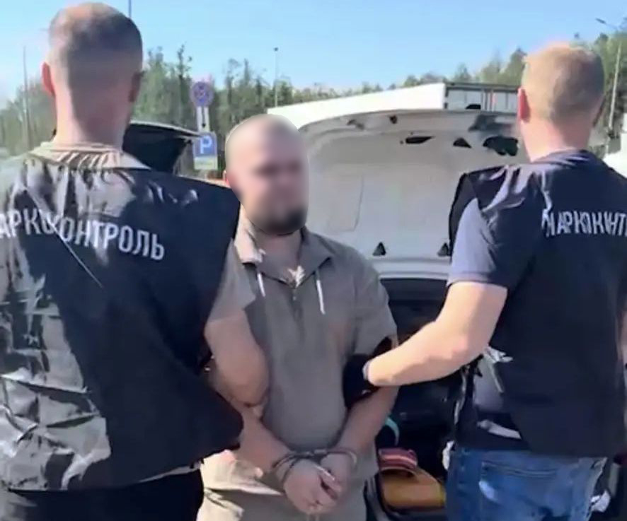 Новгородские оперативники пресекли транзит синтетических наркотиков из Петербурга в Мелитополь