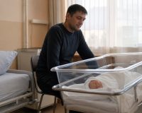 Мужчина и новорожденный ребенок