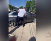 В Энгельсе полицейский спас запертого в жару в авто грудного ребенка