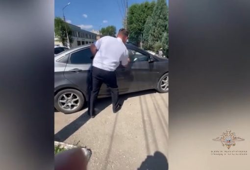 В Энгельсе полицейский спас запертого в жару в авто грудного ребенка