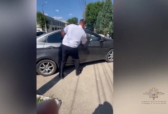В Энгельсе полицейский спас запертого в жару в авто грудного ребенка
