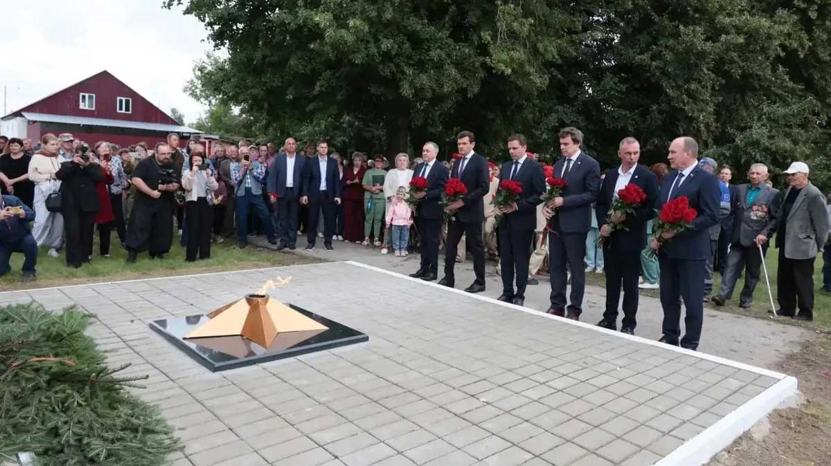 В селе Дросково Орловской области зажжен Вечный огонь