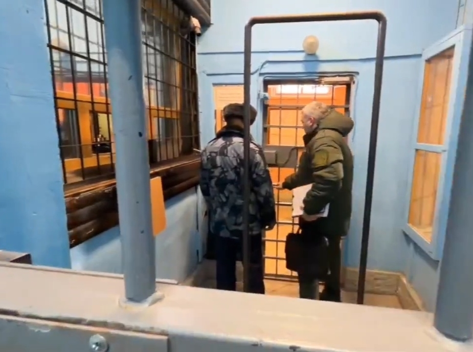 За специфическую начинку в тесте ответил замначальника новгородской колонии