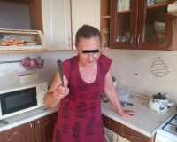 Поссорившись с мужем, новгородка метнула в него нож
