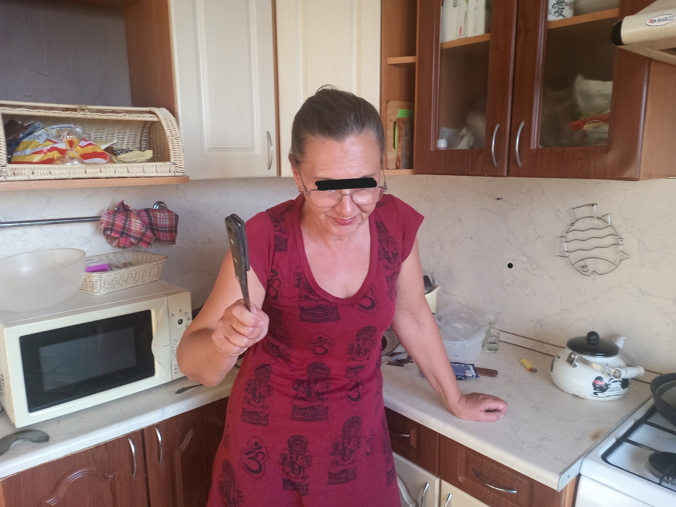 Поссорившись с мужем, новгородка метнула в него нож