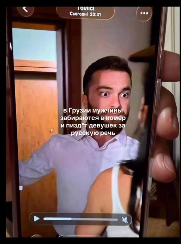 Не все заметили украинский интерфейс на скрине с видео. Все потому, что девушка, которую отправили в нокаут, была родом с Украины, хотя жила в России. Она решила встретиться с подругами-украинками на нейтральной территории в Грузии. Казалось, при чем тут русский язык?