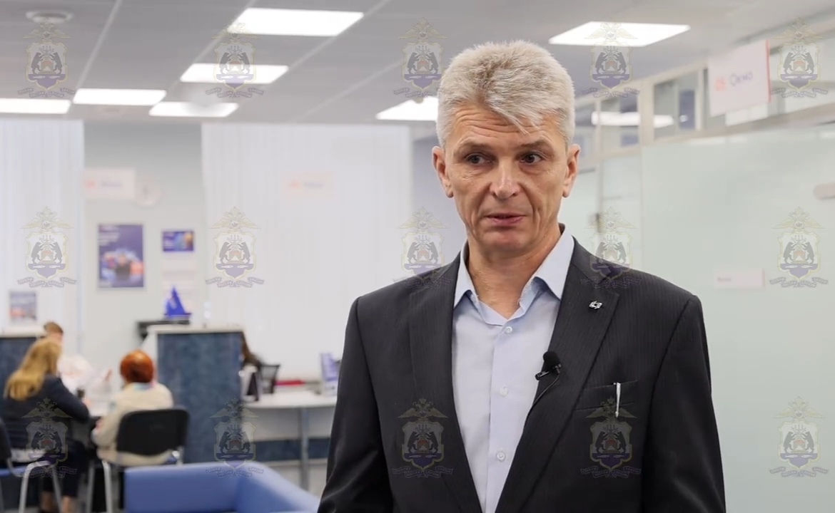В Новгороде сотрудник службы безопасности банка спас пенсионерку от телефонных аферистов