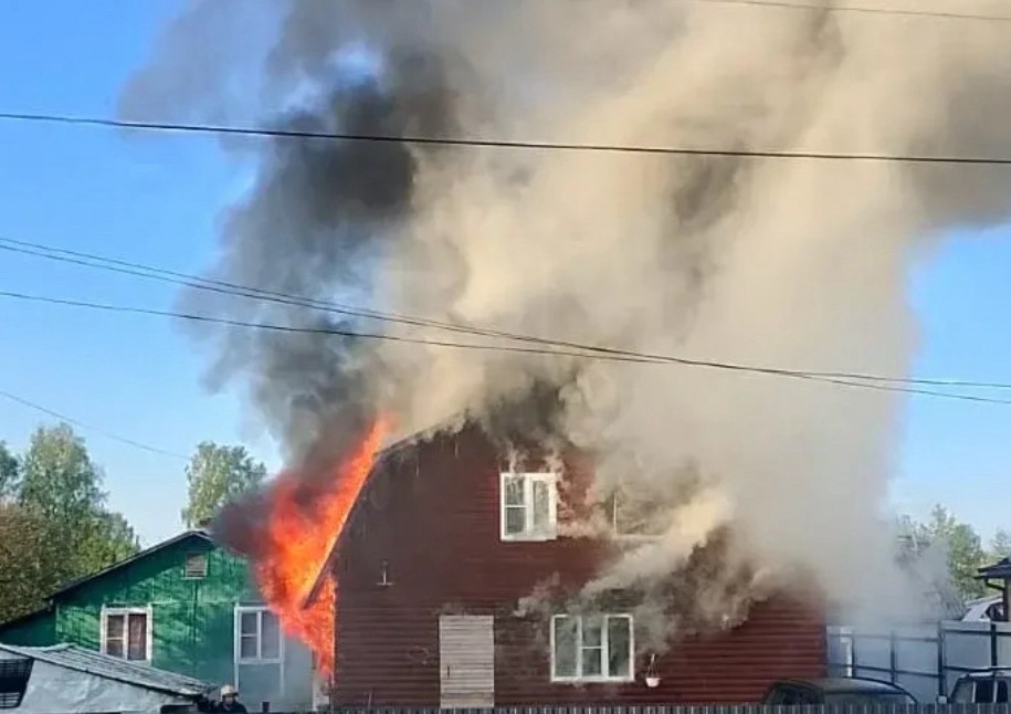 В Волотовском округе в огне пожара погибли два человека