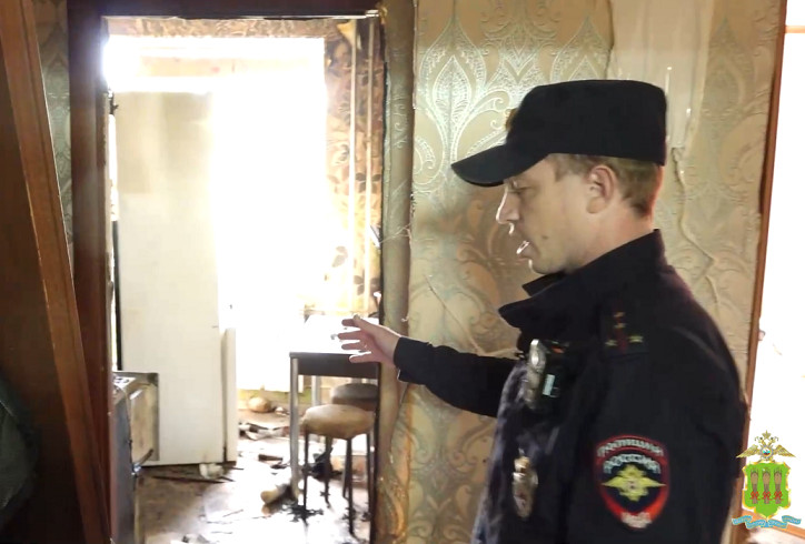 Пензенские полицейские спасли мужчину из объятой огнем квартиры