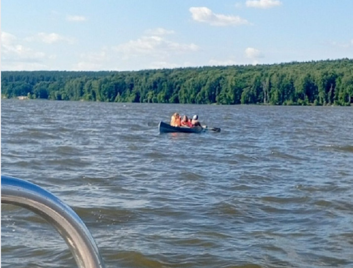 Под Пензой на водохранилище спасли семью с двумя детьми на байдарке