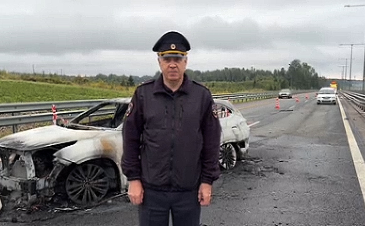 В Новгородской области сгорела машина петербуржцев, возвращавшихся с Чёрного моря