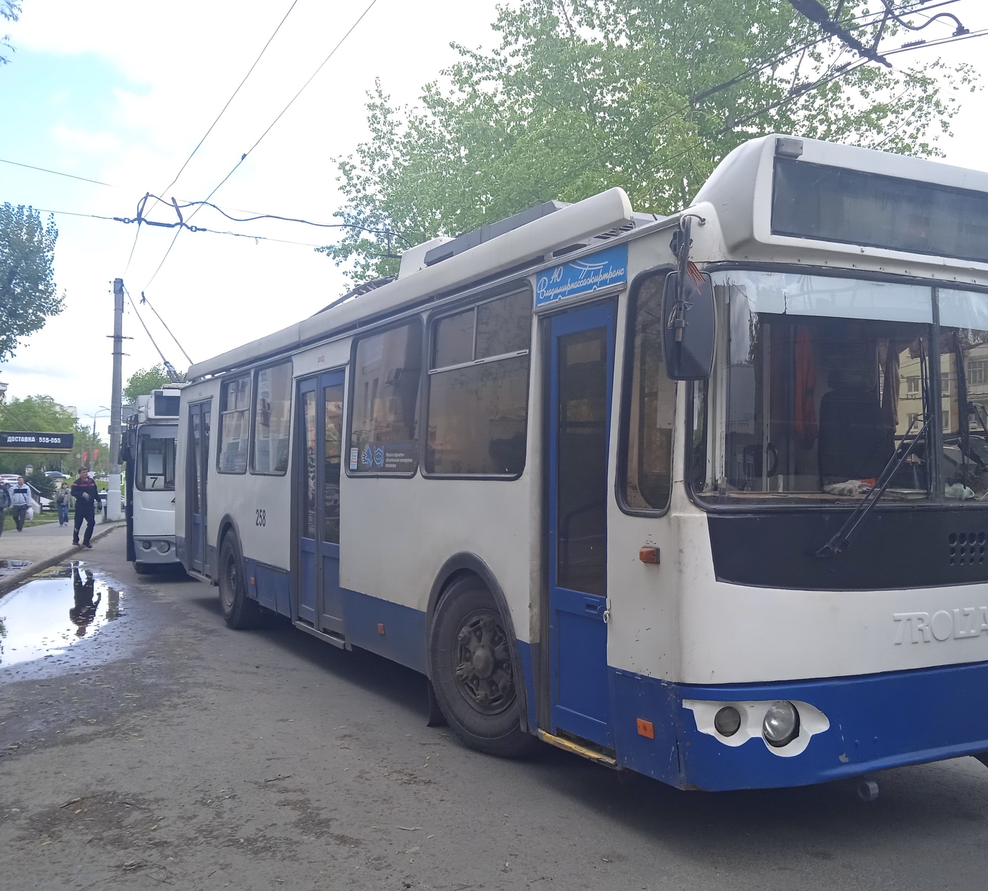 В Иванове троллейбус поехал с зажатой в дверях ногой пассажира