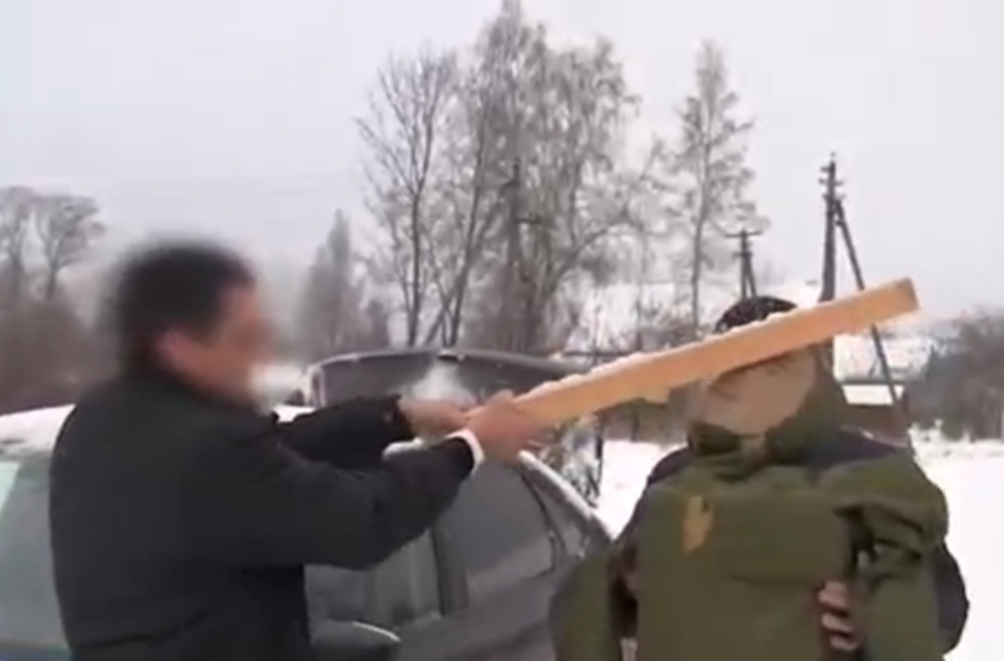 Желая заступиться за дочь, новгородец отправился на «разборку» с обидчиком