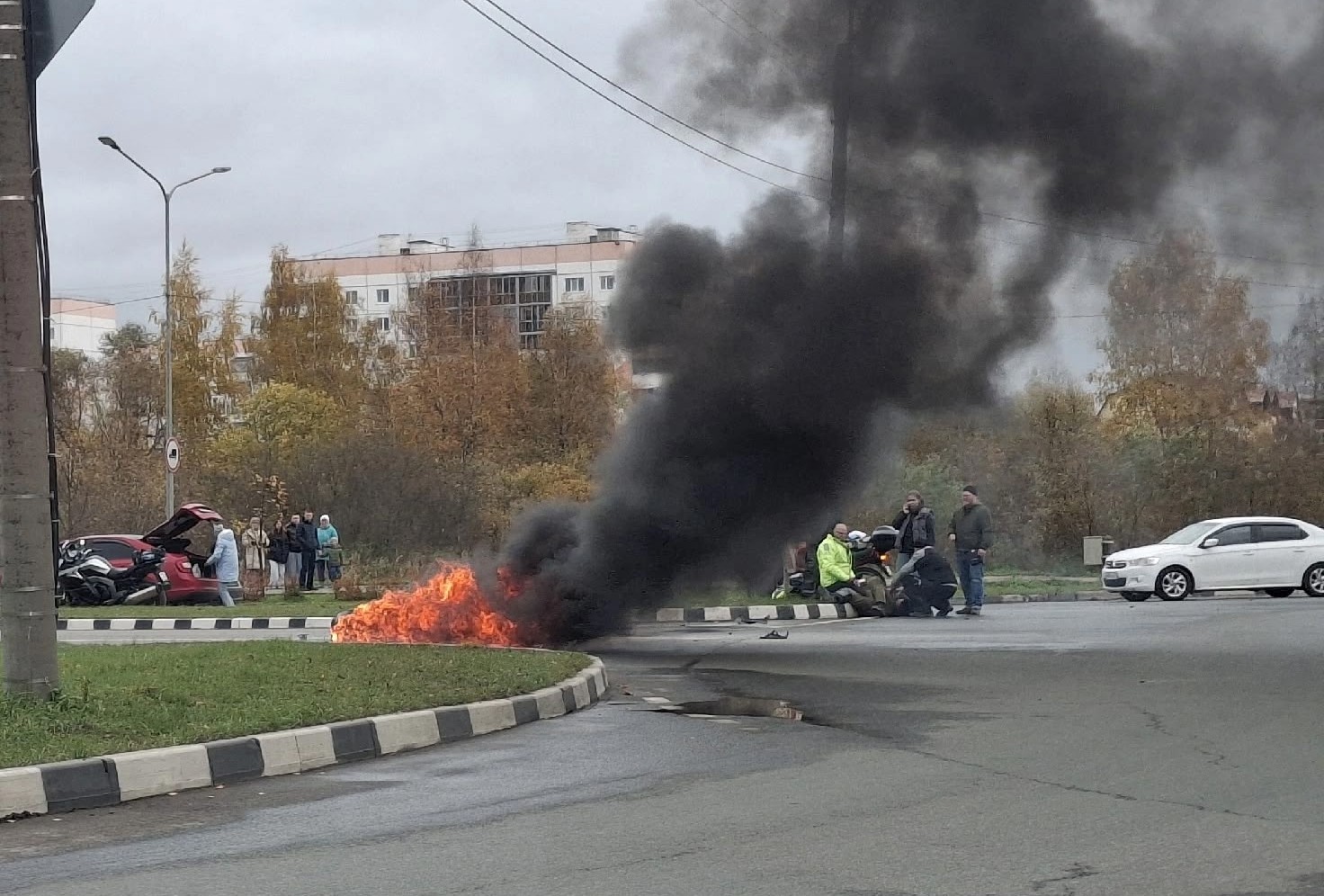 В Великом Новгороде после аварии мотоцикл вспыхнул, словно спичка