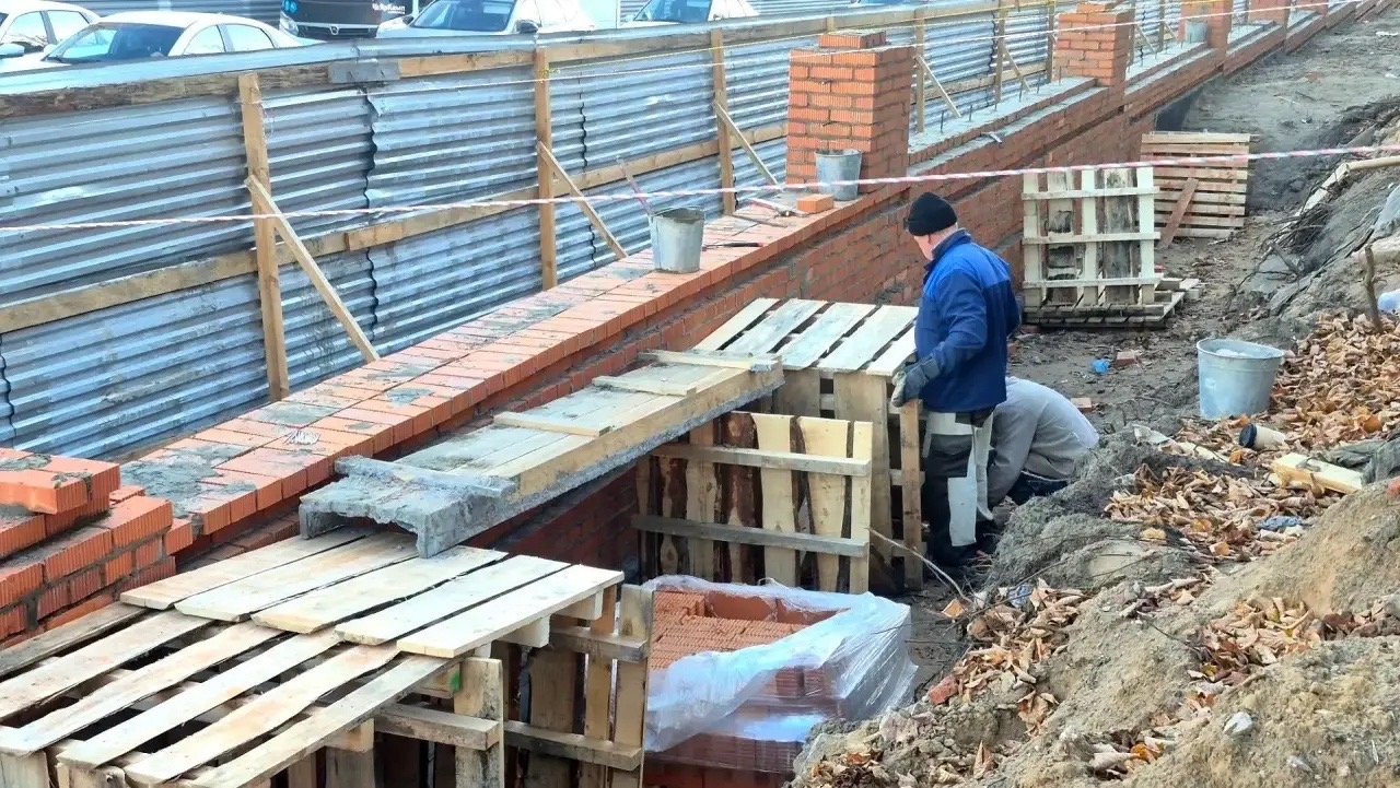Ремонт исторической стенки на проспекте Ленина в Иванове выполнен на 65%
