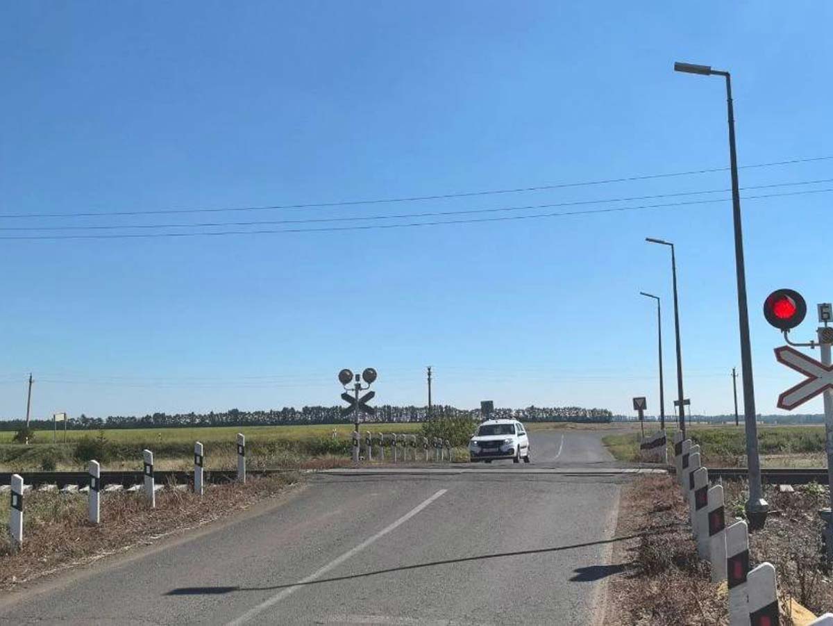Движение автомобилей через железнодорожный переезд